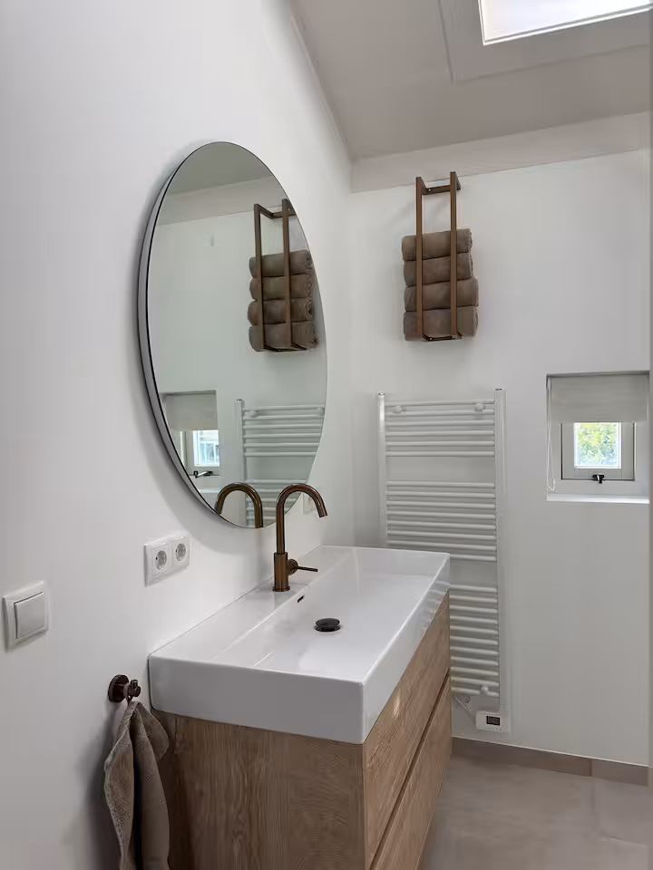 Badkamer met wastafel en spiegel