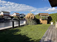 Tuin en terras aan het water