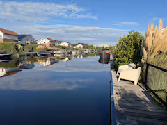 Uitzicht over het water vanaf de steiger
