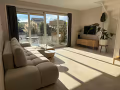 Woonkamer met bank en uitzicht op het water